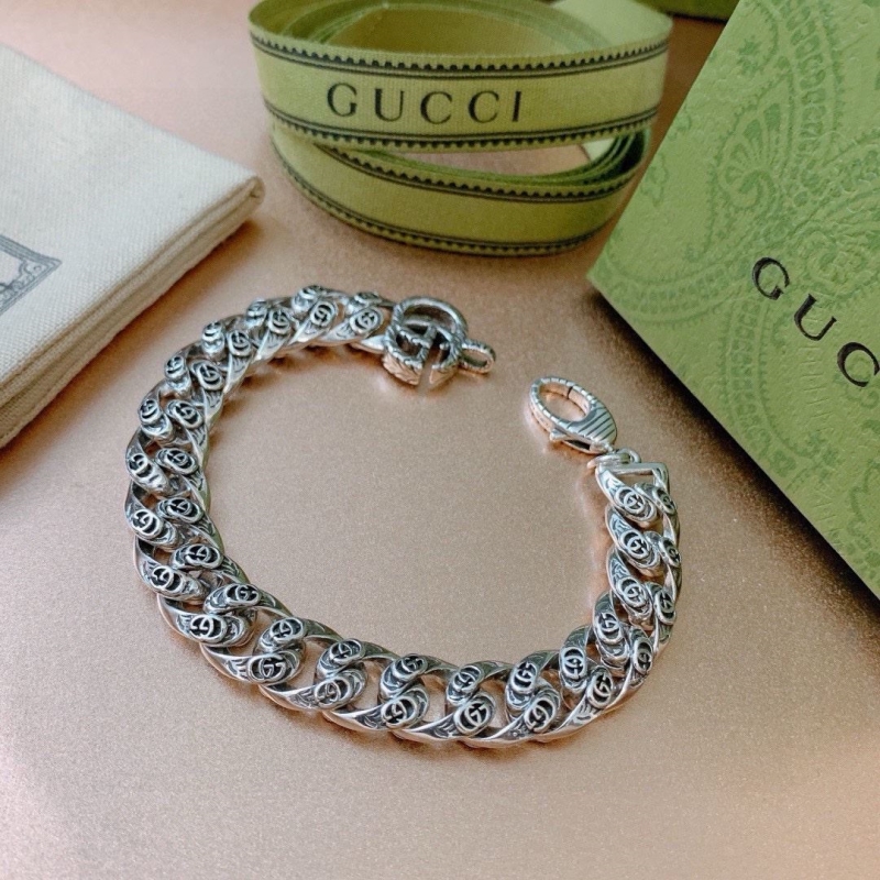 G*u*i bracelets